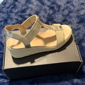 Vionic Wedge Sandal Size 11M
